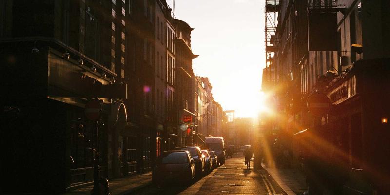 光与水的智慧交响：揭秘垂直农业如何用LED光配方与营养液循环技术重塑未来